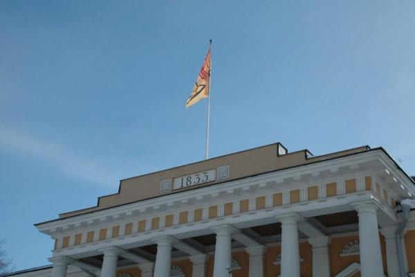 en byggnad med en flagga