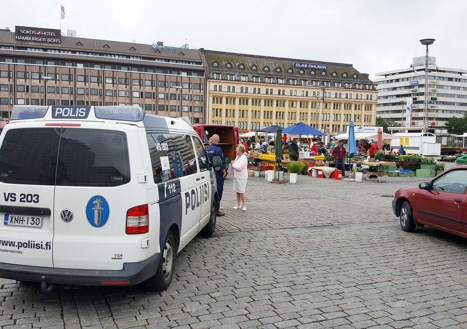 polisbil på ett torg