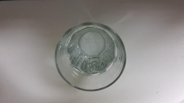 Ett vattenglas fotograferat uppifrån.