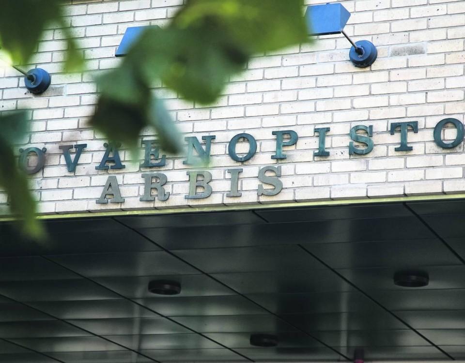 Skylt med texten "työväenopisto arbis"