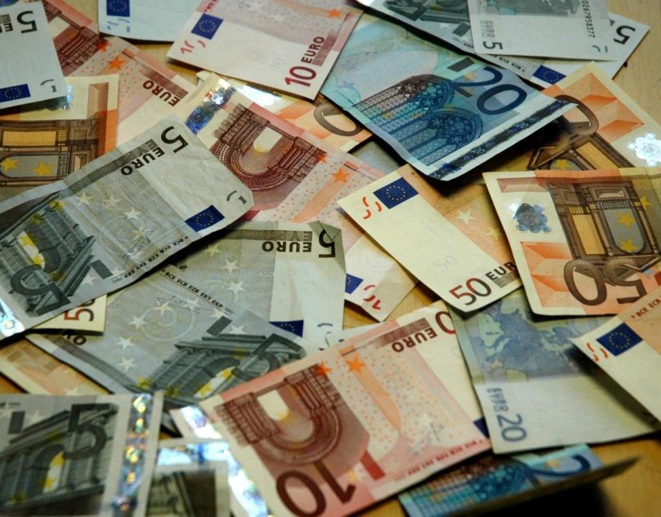 En massa eurosedlar på ett bord.