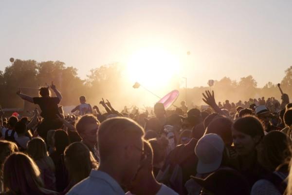 många människor på en musikfestival