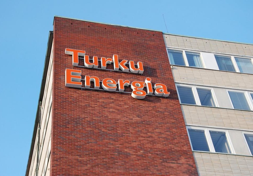 Ett tegelhus med texten Turku Energia.