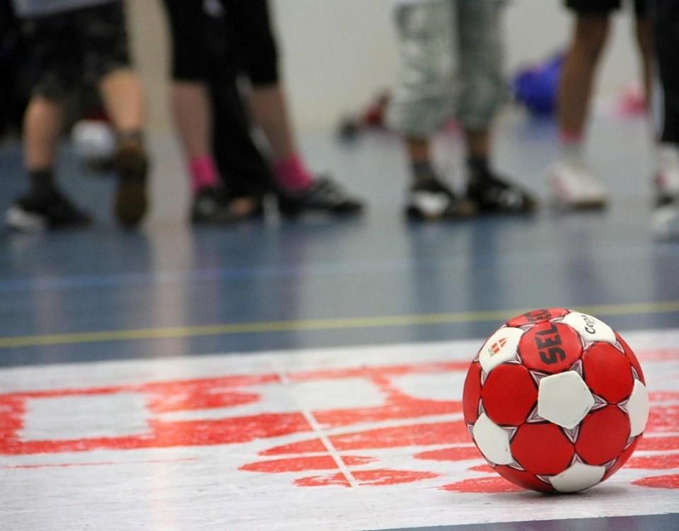 En handboll ligger på spelplanen.