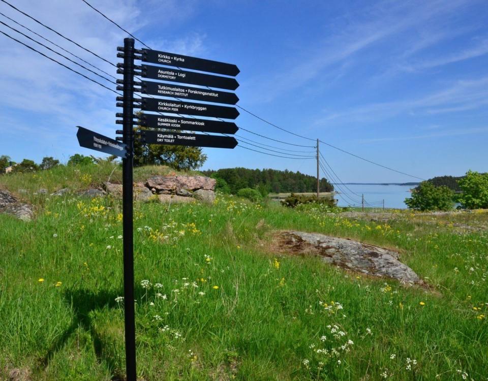 En skylt i ett änglandskap i skärgården