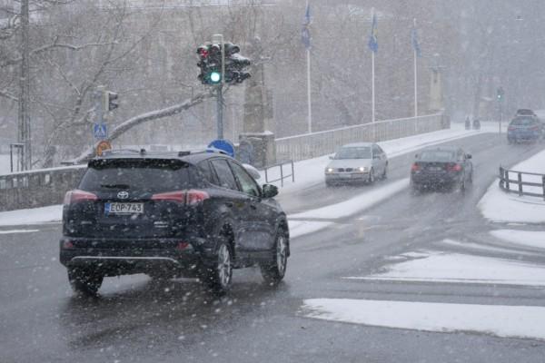 Snö som yr i centrum av Åbo.