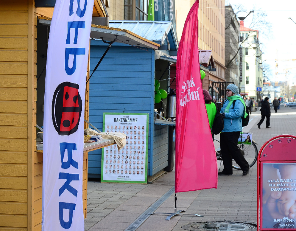 flaggor på ett torg