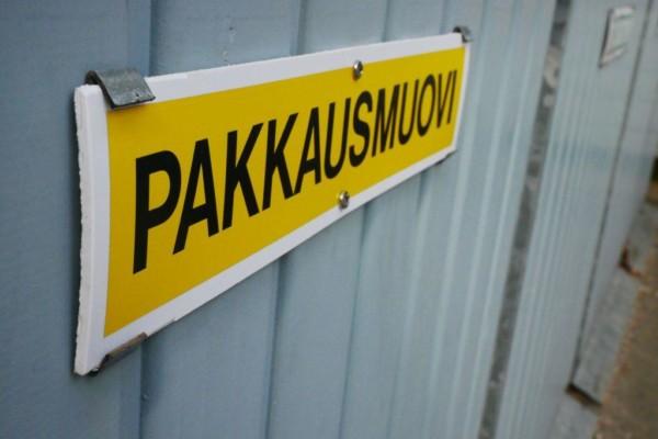 Ett sopkärl med texten "pakkausmuovi".