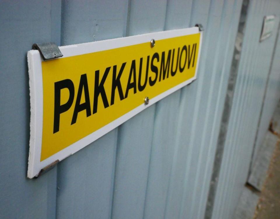 Ett sopkärl med texten "pakkausmuovi".