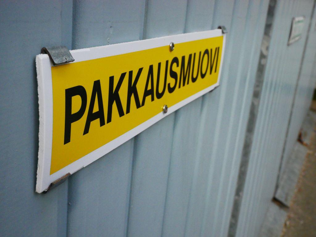 Ett sopkärl med texten "pakkausmuovi".