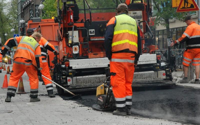 vägarbetare lägger ny asfalt