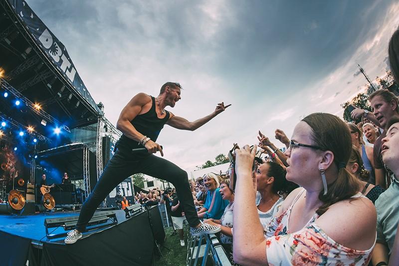 Artisten lauri tähkä uppträder inför en publik på festivalen DBTL