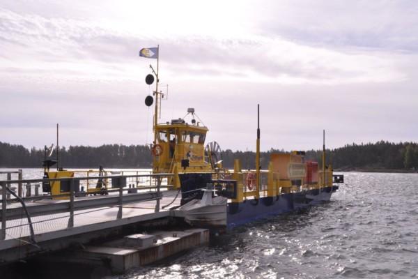 landsvägsfärja vid en hamn