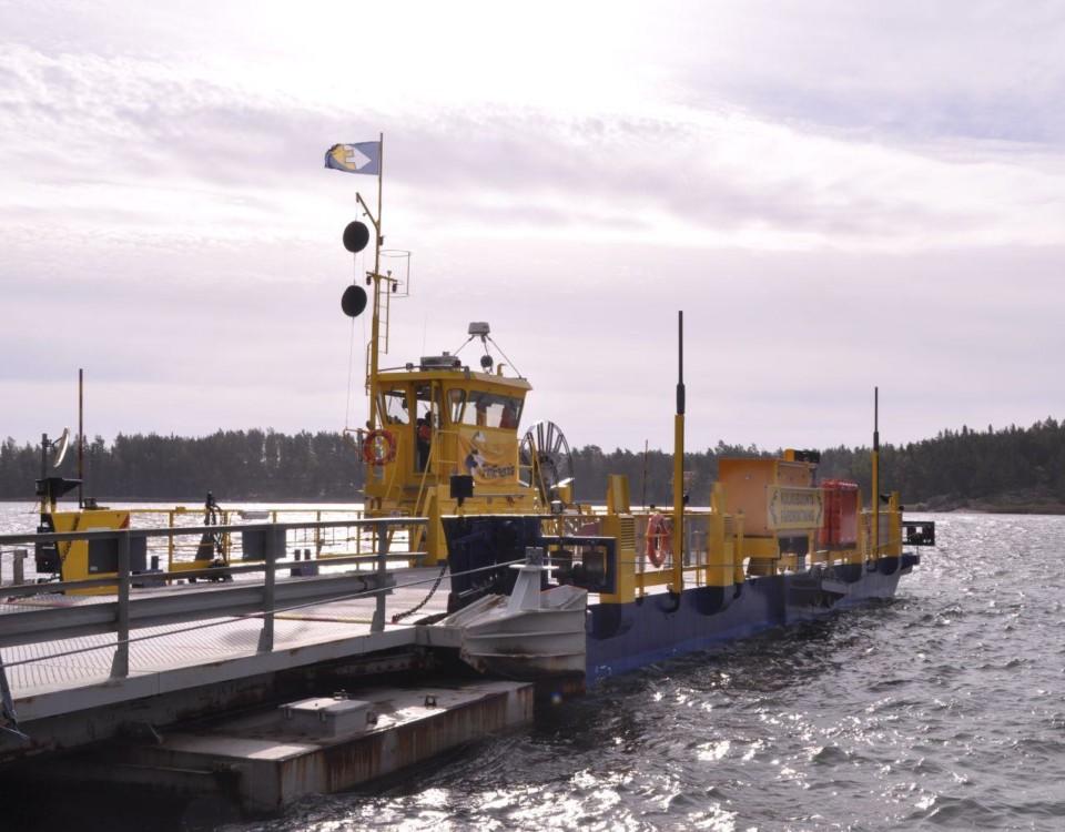 landsvägsfärja vid en hamn