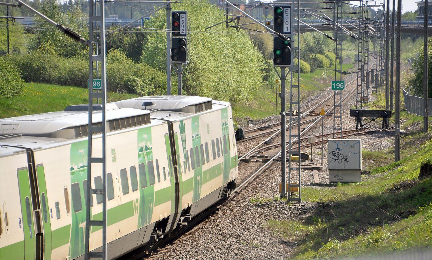 tåg som åker på spåret