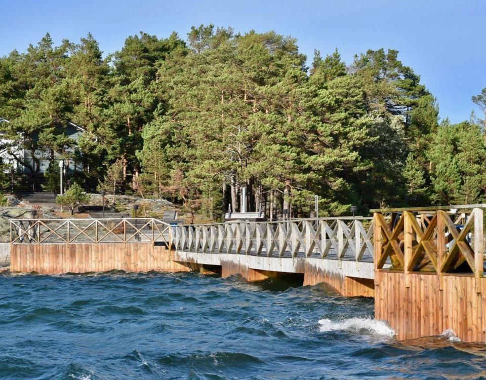 en brygga i skärgården