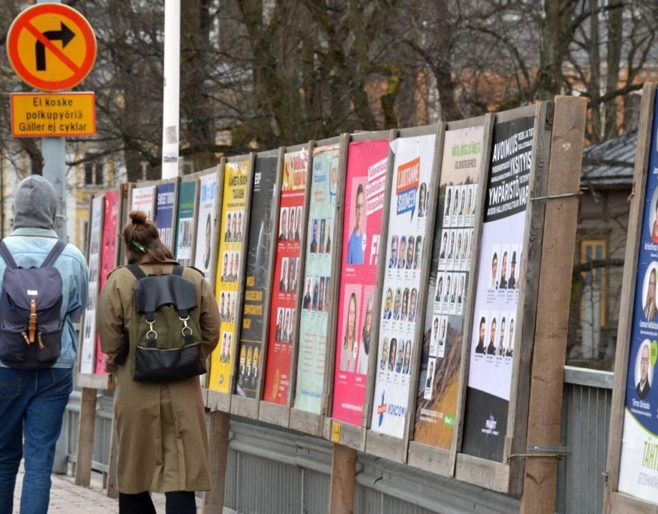 människor går förbi valaffischer