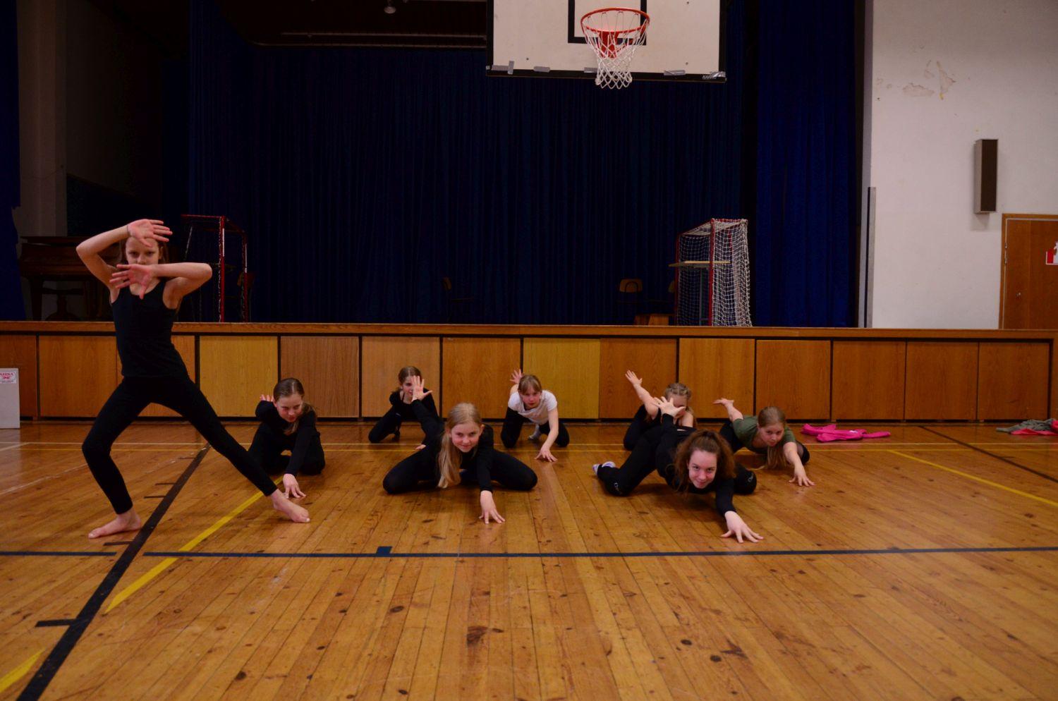 Gymnastikgruppen Aurora övar inför vårfesten.