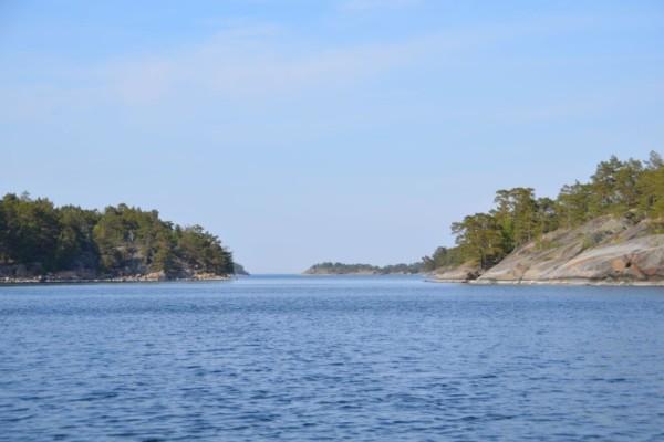 Vatten och holmar på båda sidorna.