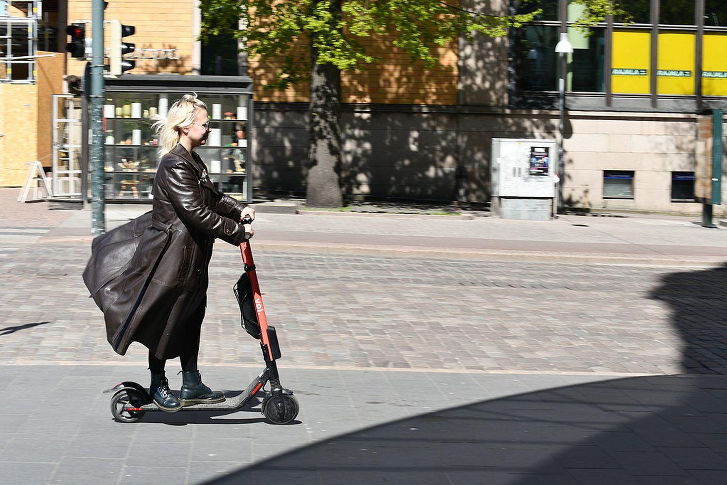 Kvinna åker elsparkcykel.