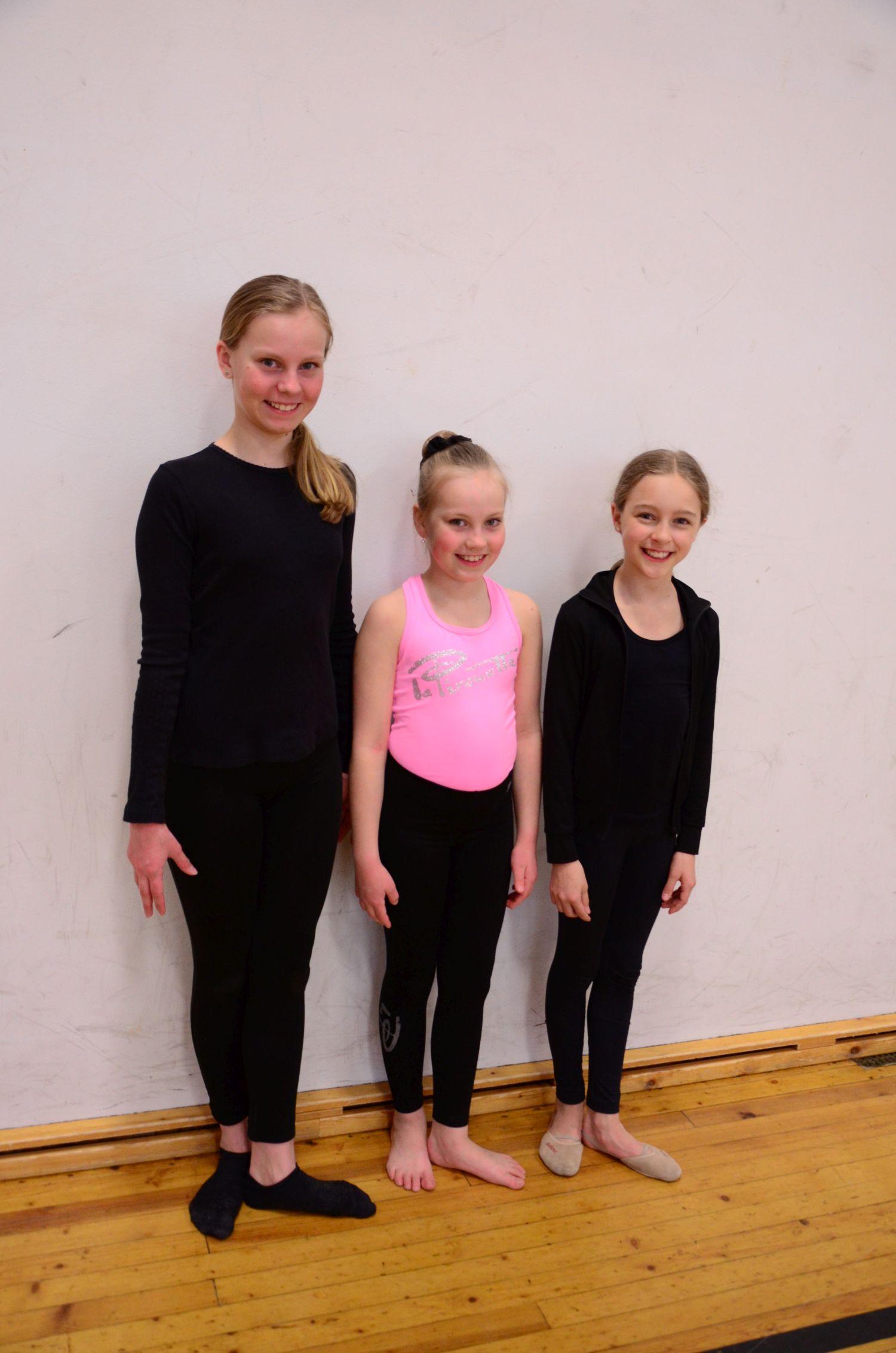 Erica Höglund, Elena Höglund och Emily Pratt på bilden.