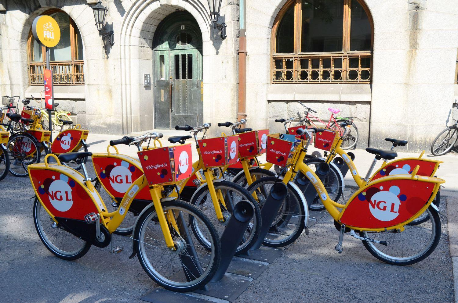 Föli-stadscyklar parkerade utanför Pub Niska.