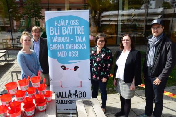 Projektets styrgrupp på stadsbibliotekets innergård.