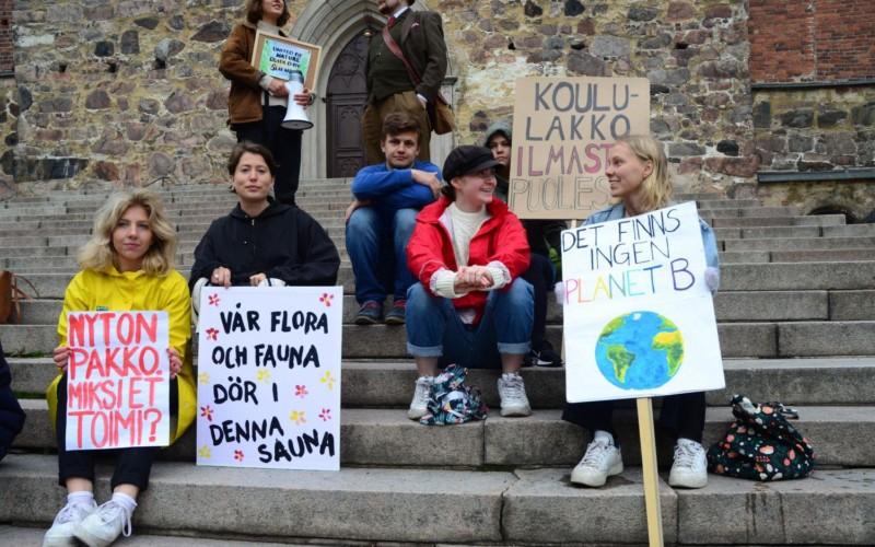 Studenter strejkar på Domkyrkotrappan.