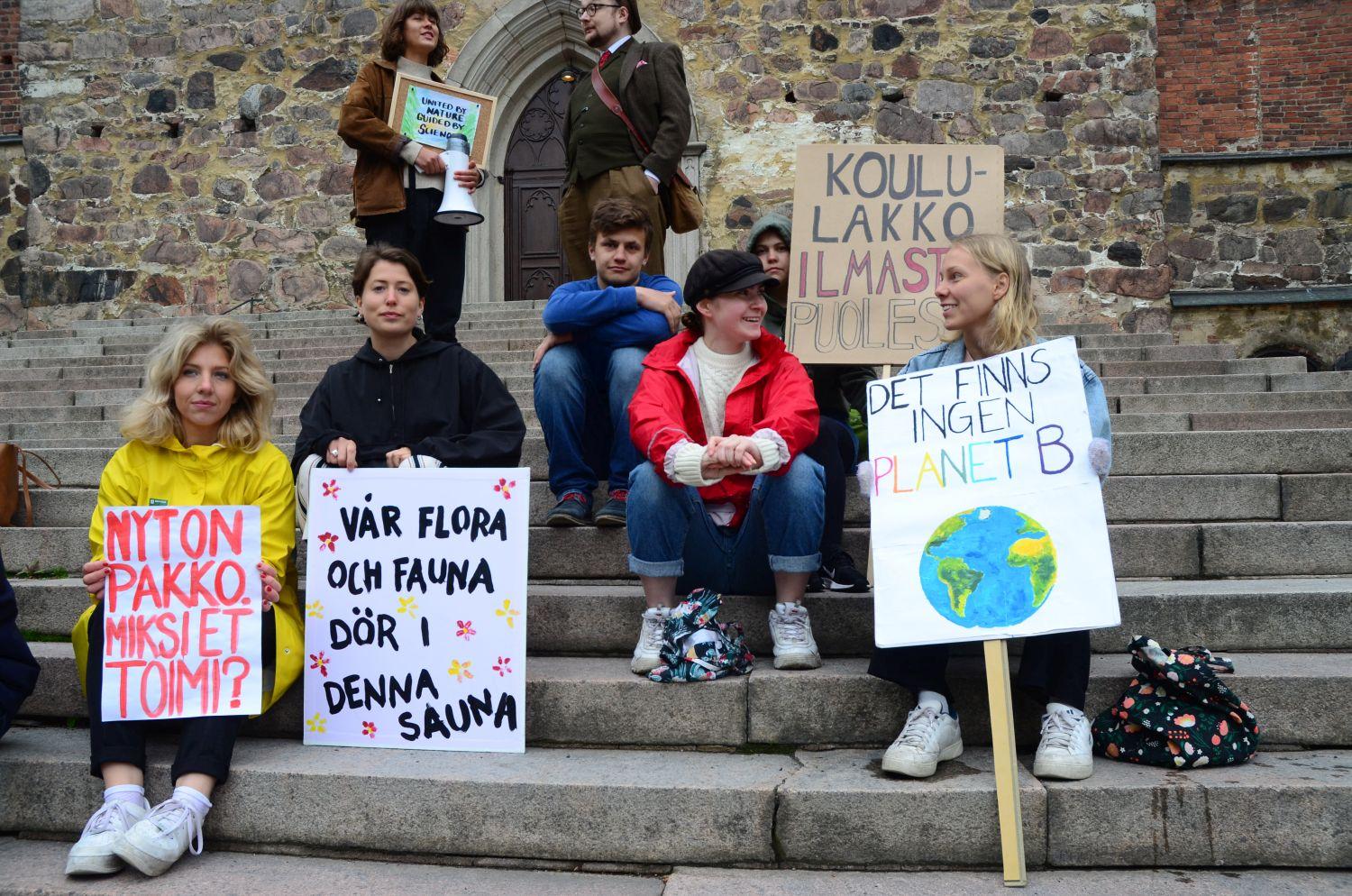 Studenter strejkar på Domkyrkotrappan.