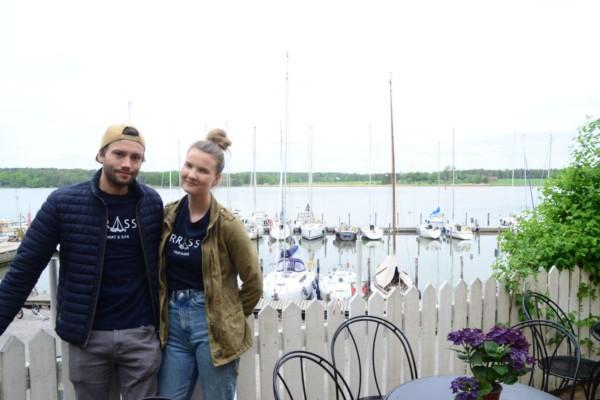 Karin Eklund och Linus Korkea-Aho ute på terassen.