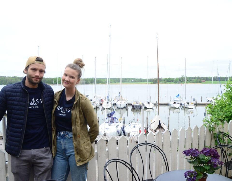 Karin Eklund och Linus Korkea-Aho ute på terassen.