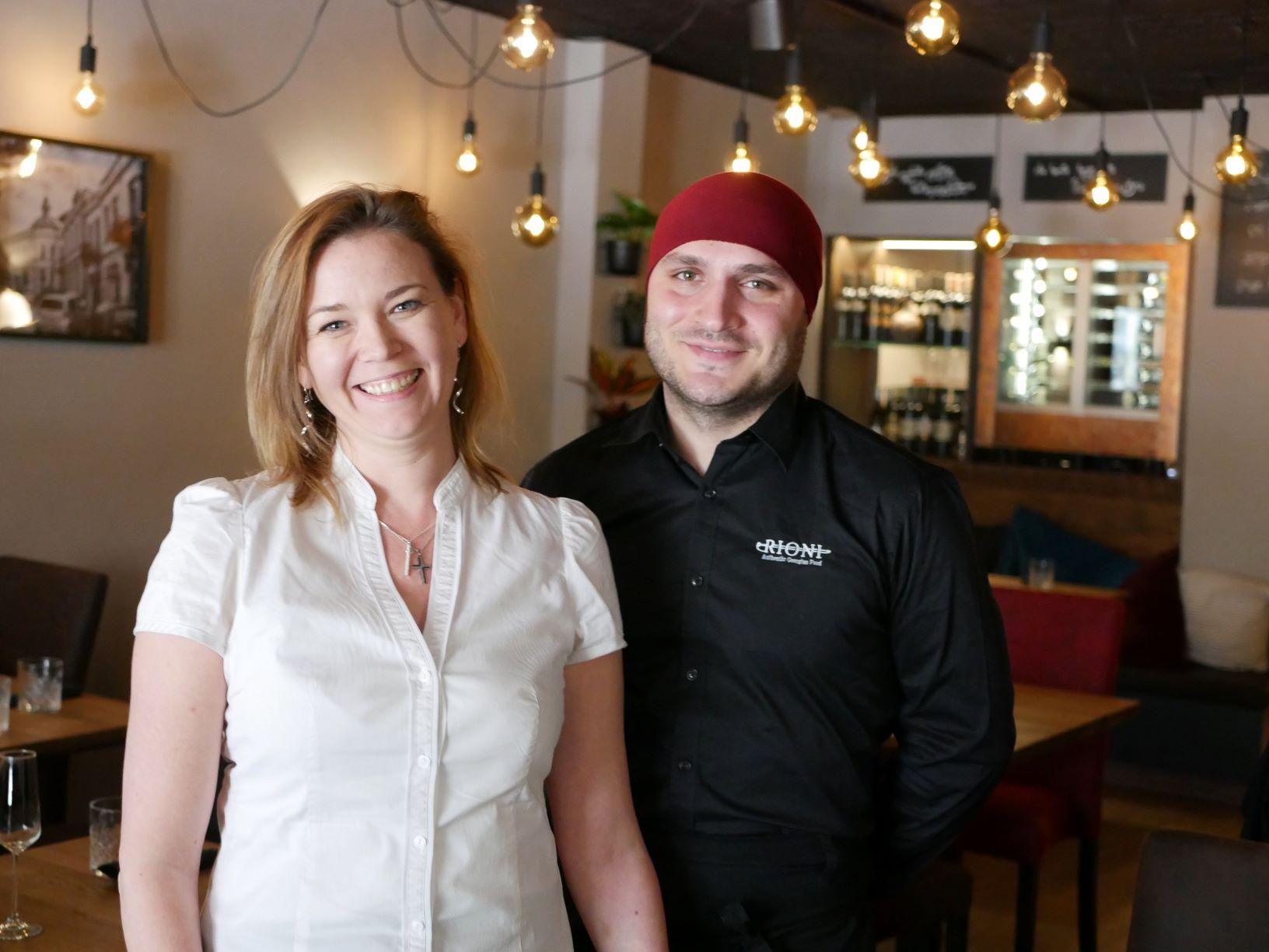 Två personer i en restaurang