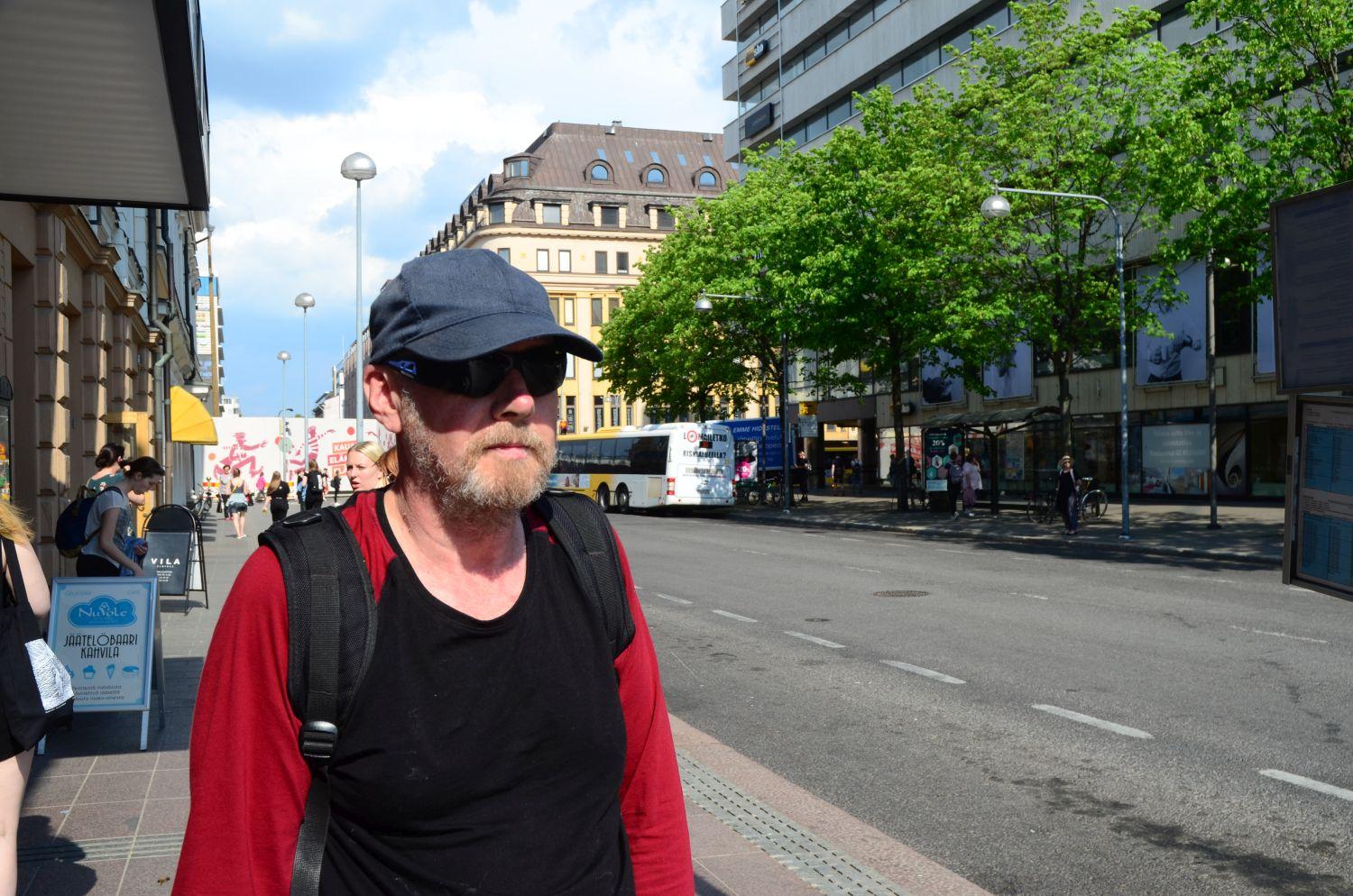 Paavo som väntar på bussen vid Eriksgatan.