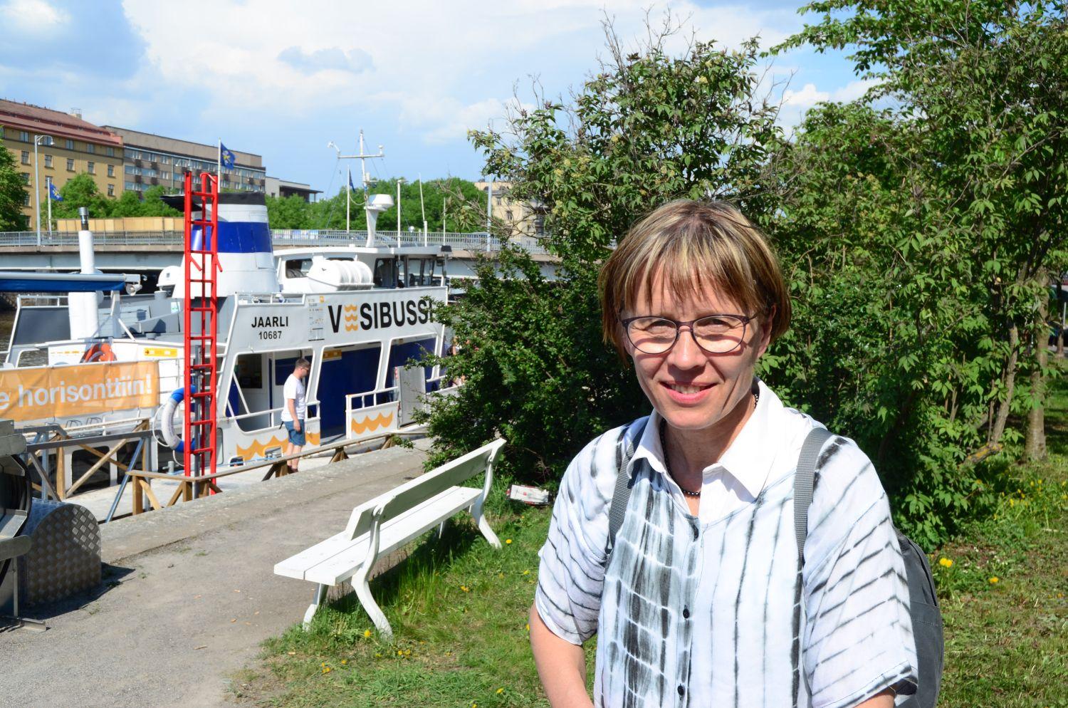 Päivi Vuorilehto som precis stigit av sjöbussen vid Martinsbron.