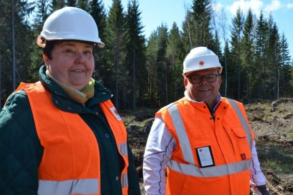 Närbild på Ulla Robertsson och Fred Nordell bredvid varandra i orangea reflexvästar och vita skyddshjälmar.