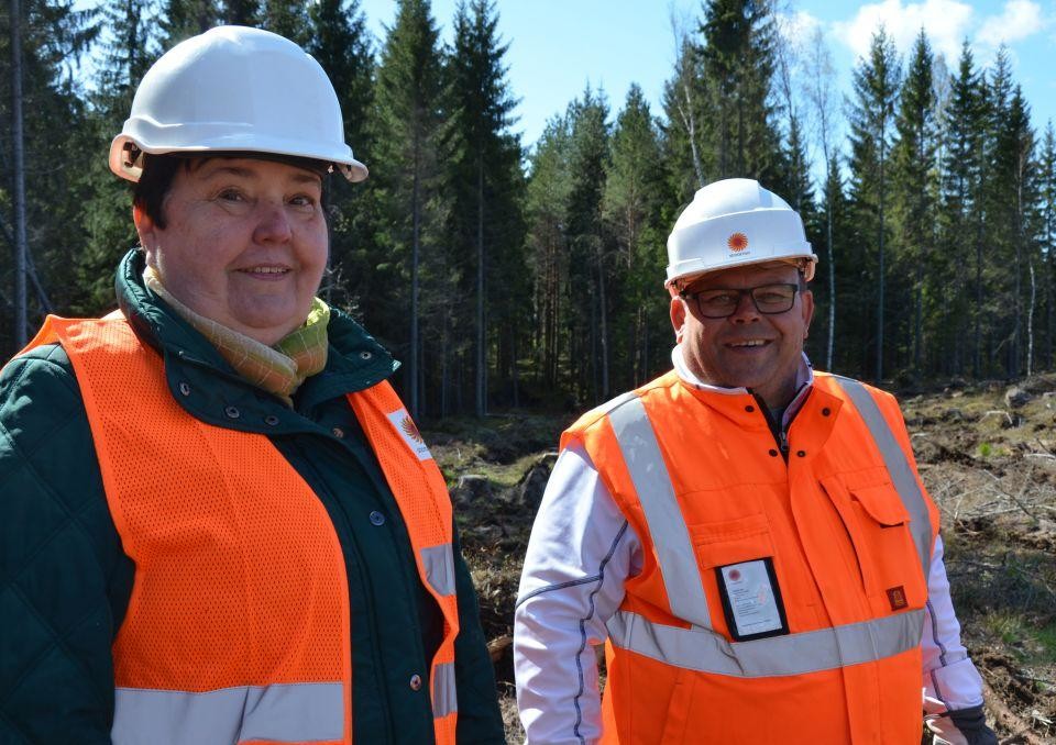 Närbild på Ulla Robertsson och Fred Nordell bredvid varandra i orangea reflexvästar och vita skyddshjälmar.