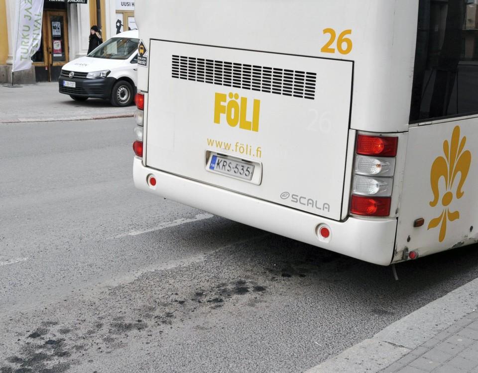 Bakdelen på stadsbuss vid trottoaren.