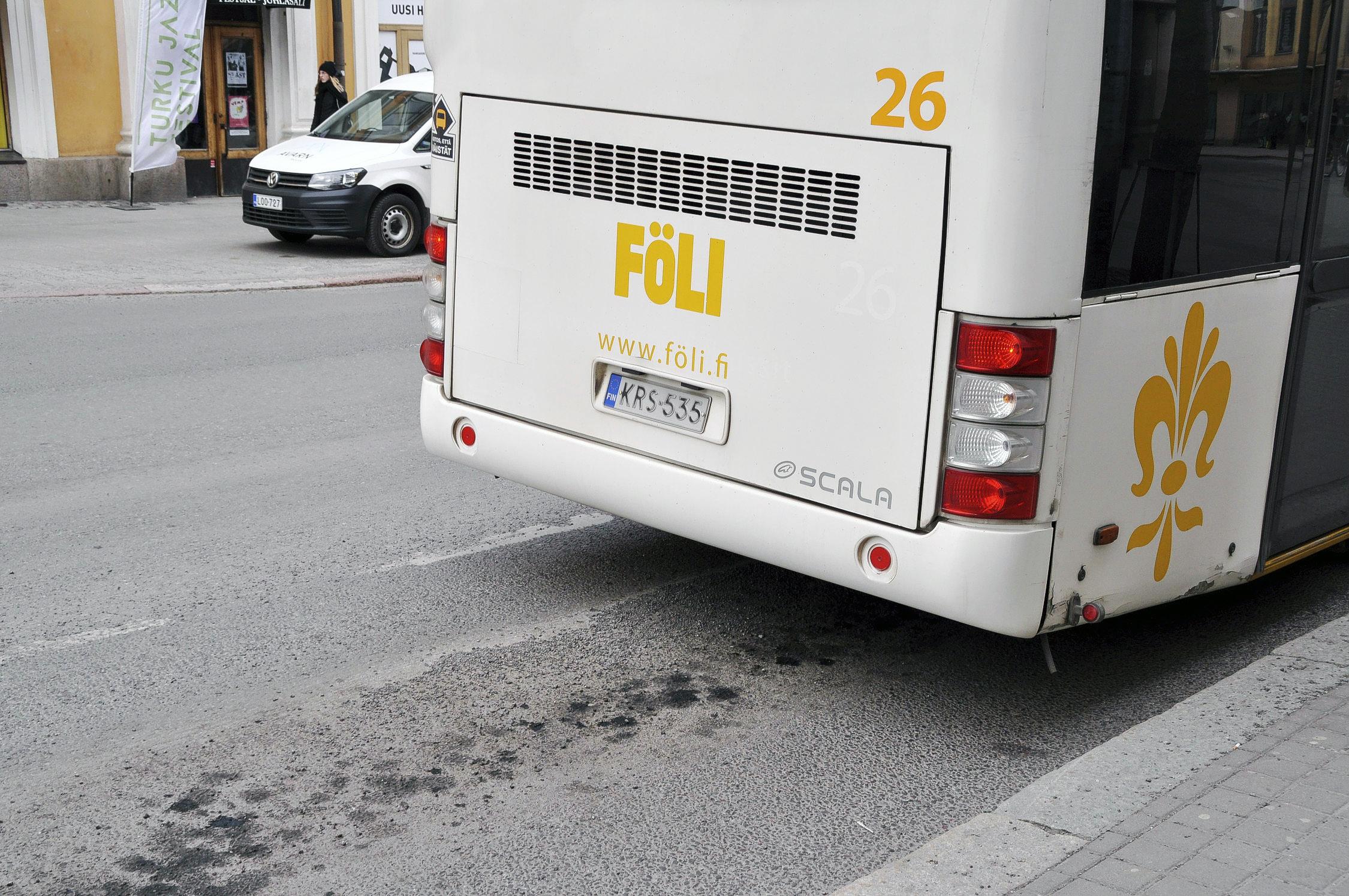 Bakdelen på stadsbuss vid trottoaren.