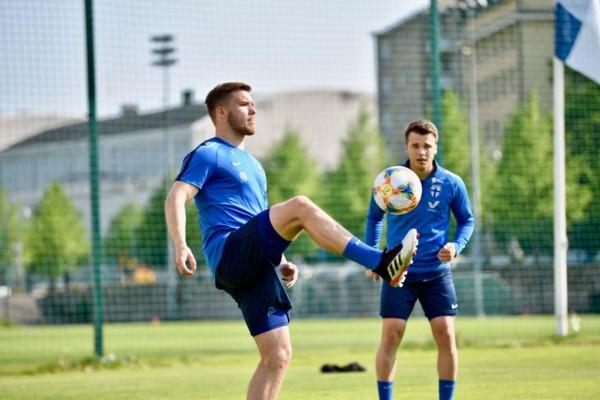 en fotbollsspelare trixar med bollen