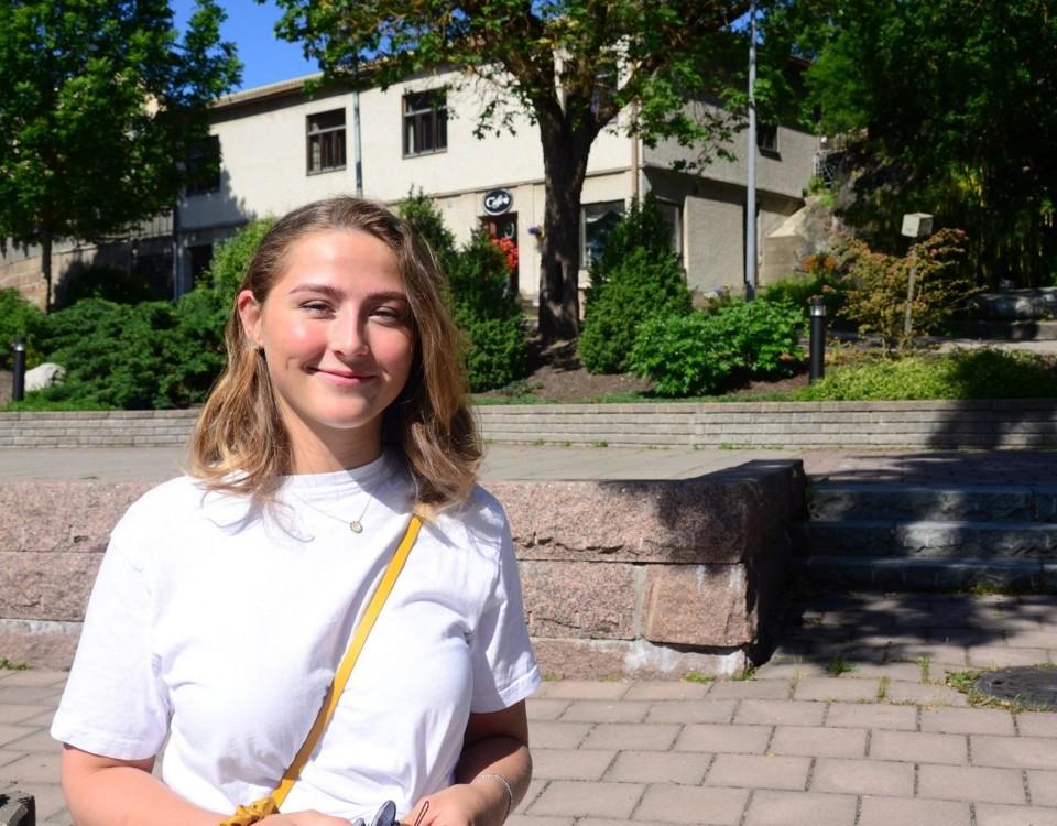 Julia Lindqvist i Pargas får en yrkesexamen idag och för två veckor sedan blev hon student. Hon har inte bråttom med att fatta beslut om vad hon ska ägna sig åt i framtiden.