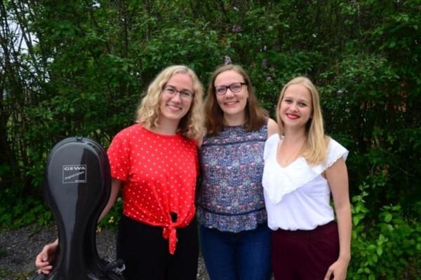 Antonia Hägglund, Sofia Hägglund och Mirjam Granström framifrån