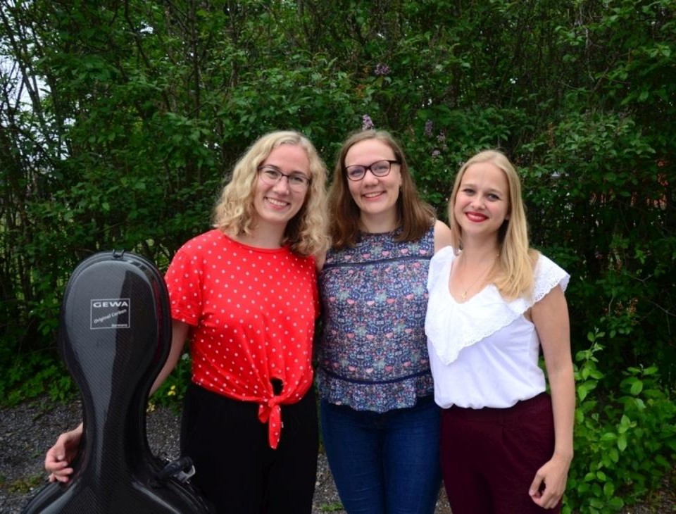 Antonia Hägglund, Sofia Hägglund och Mirjam Granström framifrån