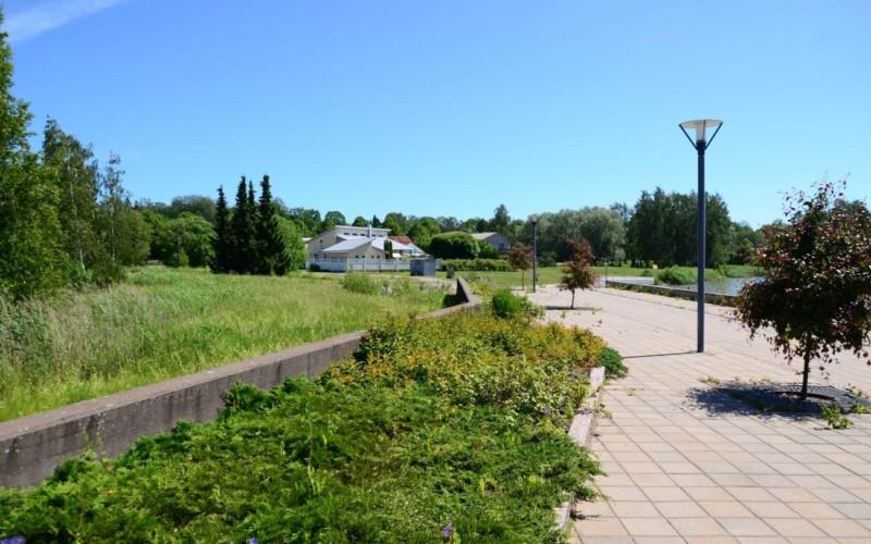 strandpromenad och vildvuxet gräs intill Kyrksundet i Pargas