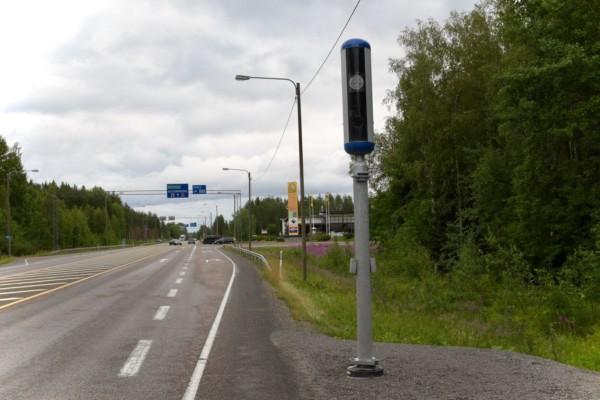 Den nya kamerastolpen intill en landsväg.