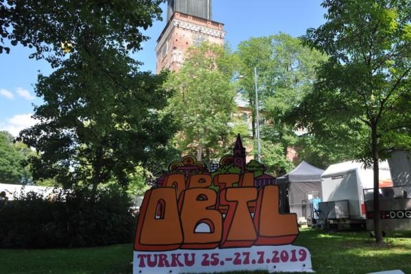 En skylt för festivalen fotad med domkyrkan i bakgrunden.