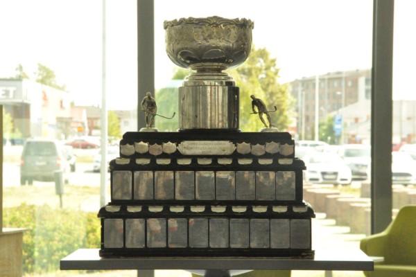 Kanadabucklan fotograferad. Pokalen delas ut till vinnarna av finska ishockeyligan.