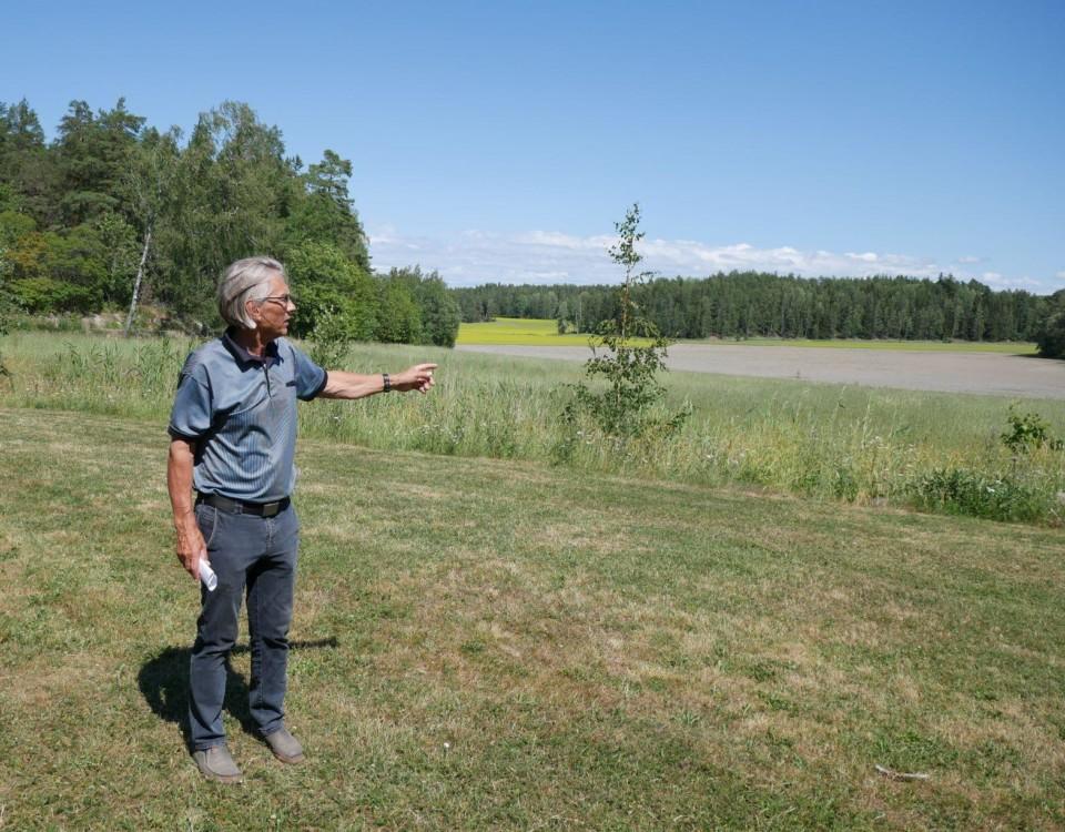 man pekar på åker