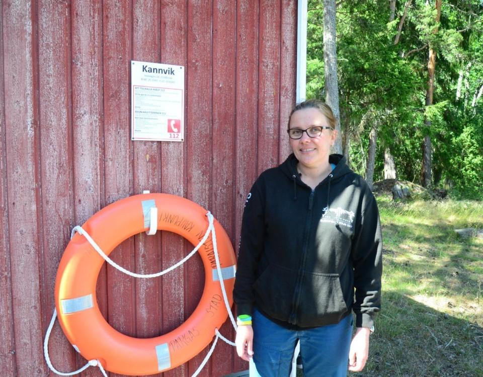 Tove Peltoniemi på Kannvik badplats i Iniö, i bakgrunden syns en livboj.