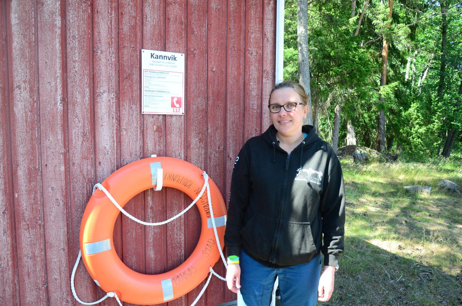 Tove Peltoniemi på Kannvik badplats i Iniö, i bakgrunden syns en livboj.