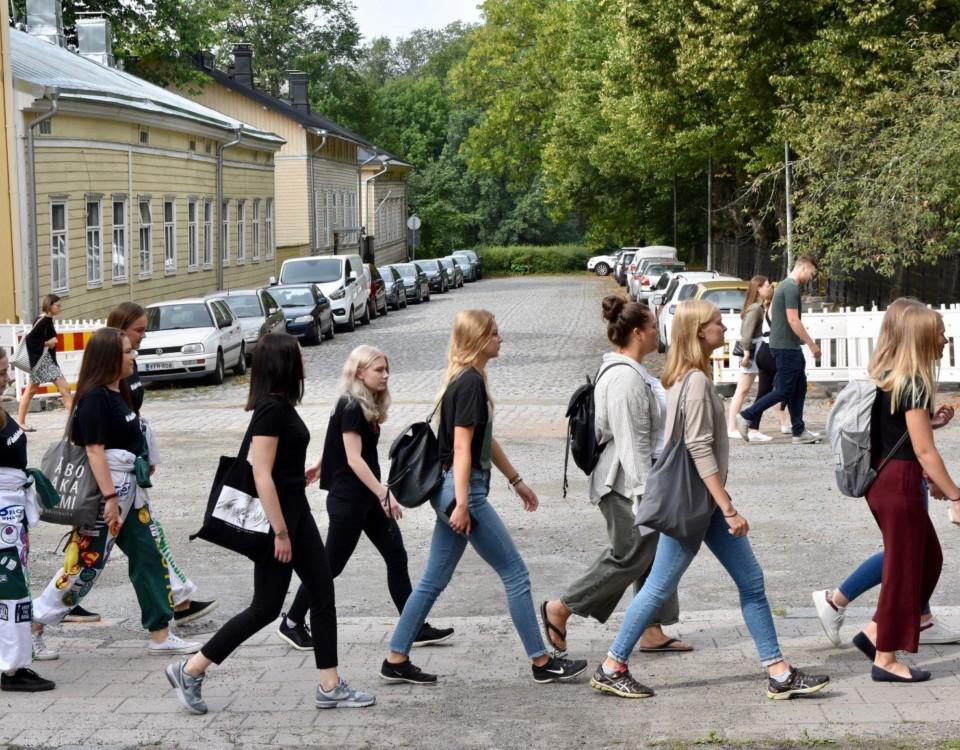 ungdomar går över en gata